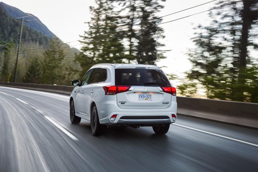  Mitsubishi Outlander PHEV 2017 года  (NA) (фото 21 из 70)